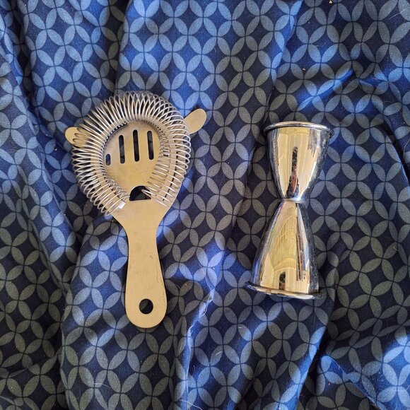 cocktail strainer and double sided shotglass - Picture 1 of 7
